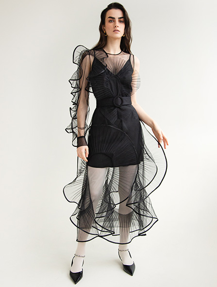 Платье длинное черное полупрозрачное с одним рукавом