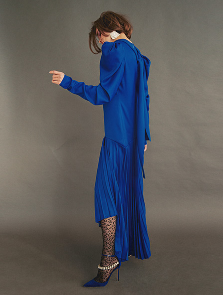 Длинное платье с высоким воротником синее